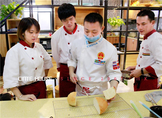 女生想学私房烘培需学费多吗